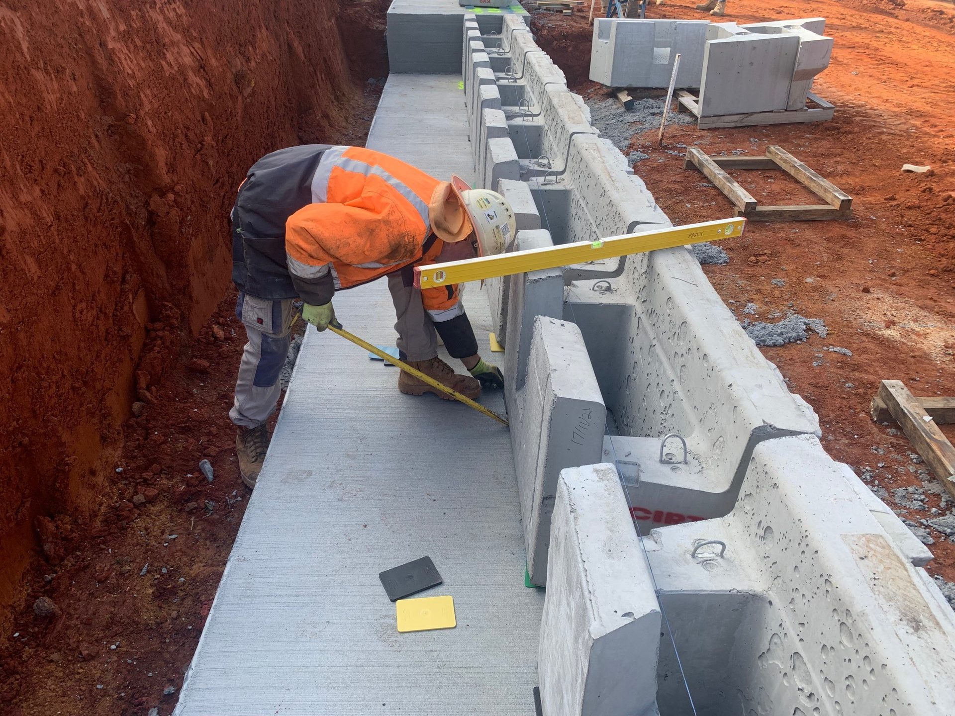 MagnumStone large format hollow core concrete block retaining wall with LedgerStone face