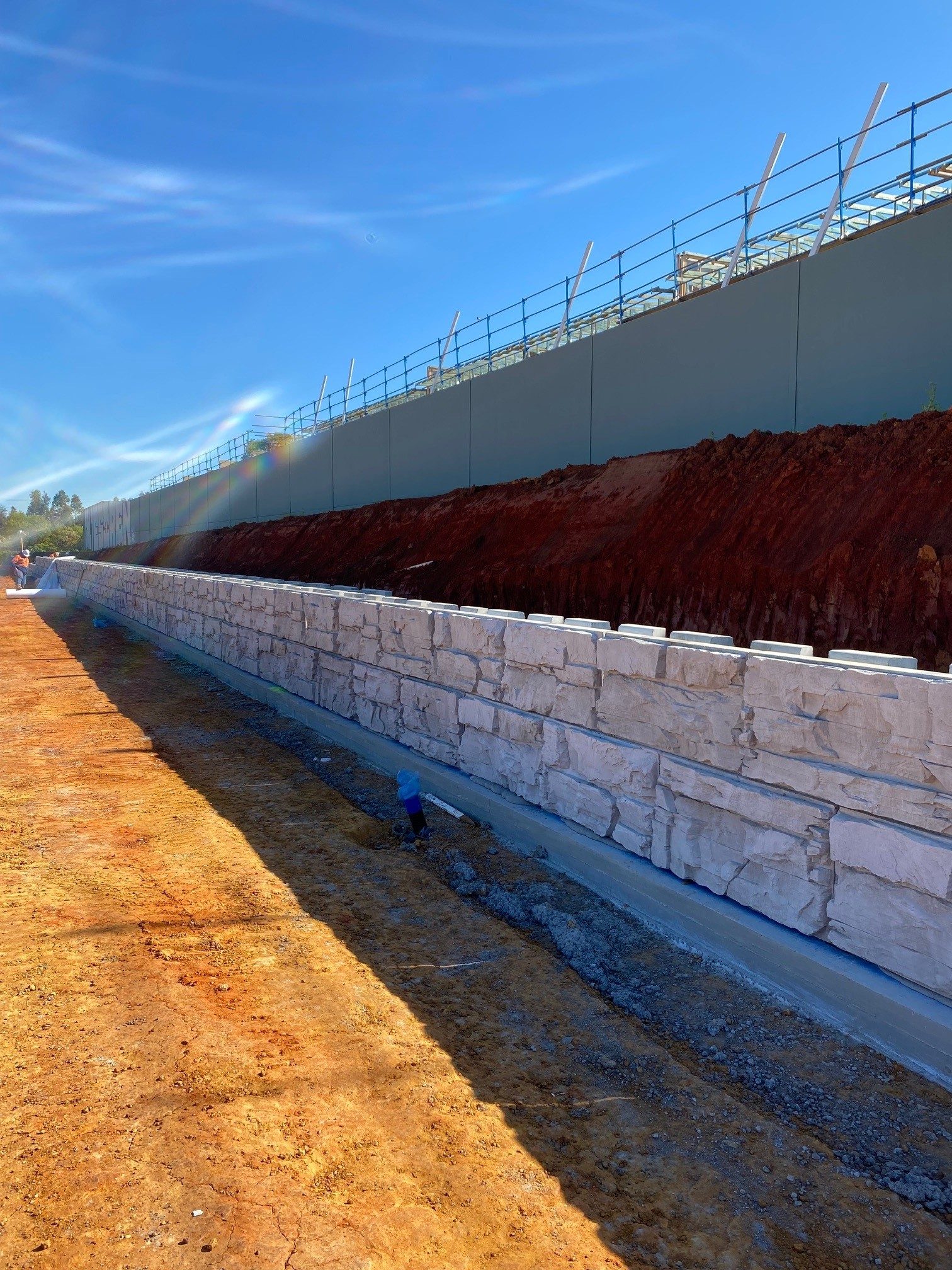 MagnumStone large format hollow core concrete block retaining wall with LedgerStone face