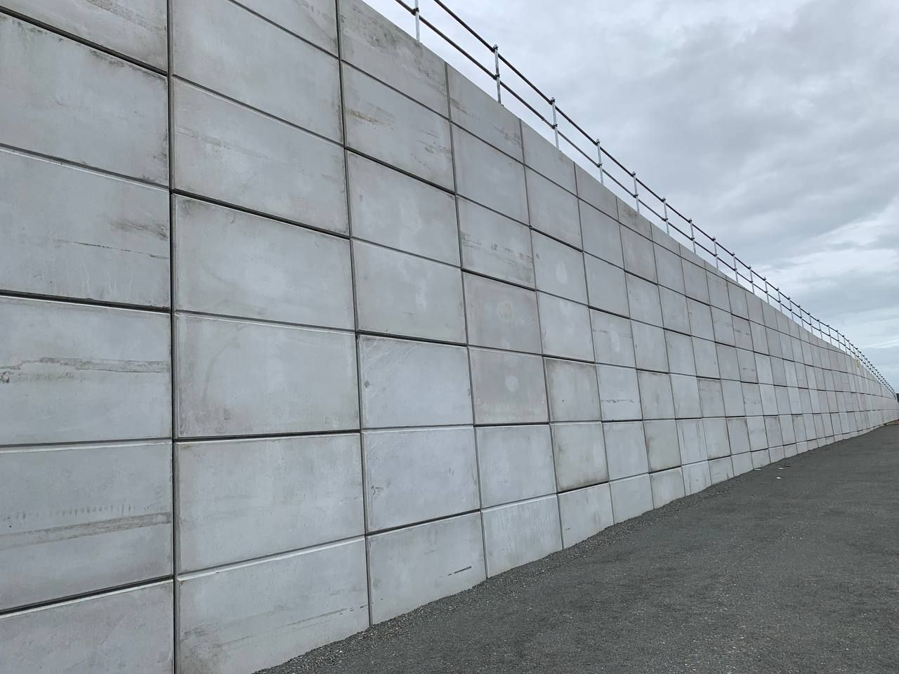 MSE mechanically stabilised earth retaining wall with precast concrete panels