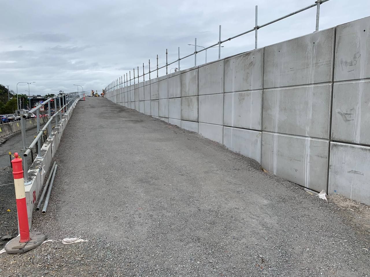 MSE mechanically stabilised earth retaining wall with precast concrete panels