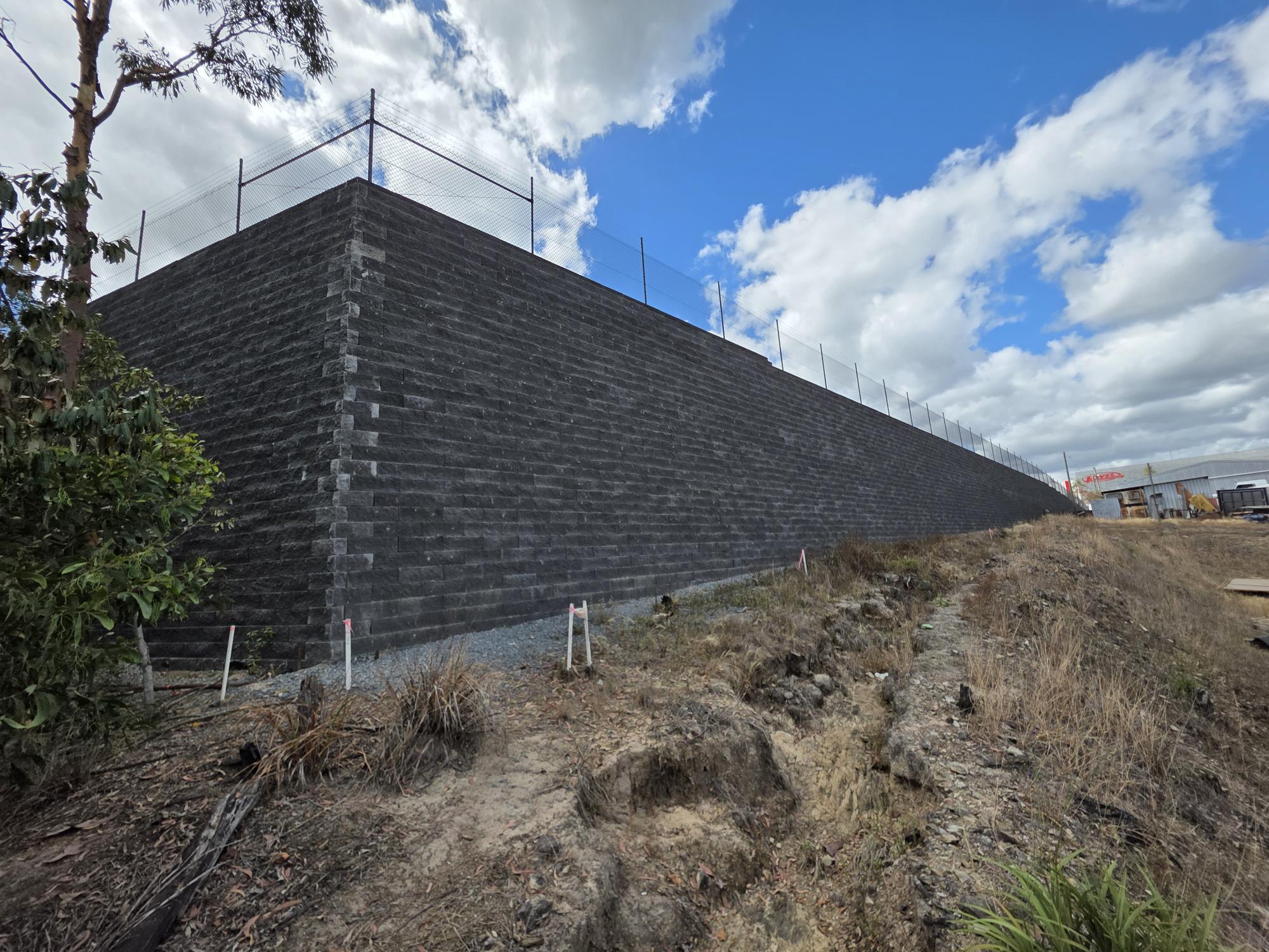 Holmview reinforced soil segmental block retaining wall